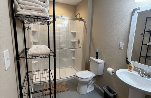 Brandon House | Room #4, sleeps 2 located just 20 mins from the heart of downtown Waxahachie.