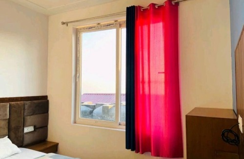 The Mall Road Hotel | Room 7 - Hill view Doon view city view