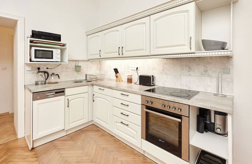 Prague 7 Apartment | Room and Parking Assistance (K1)