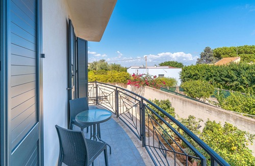 Pachino Apartment | Room 'Blue Sky - Quadrupla Deluxe' with Sea View, Wi-Fi and Air Conditioning