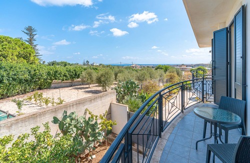 Pachino Apartment | Room 'Blue Sky - Quadrupla Deluxe' with Sea View, Wi-Fi and Air Conditioning