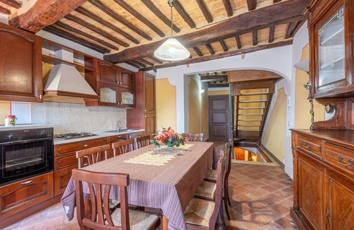 Montalcino Apartment | Room 'Camera Rossa' with Shared Terrace and Wi-Fi