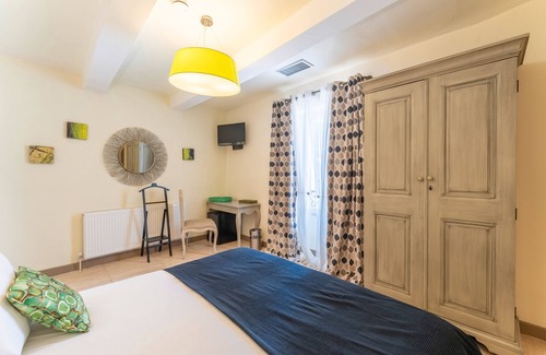 Saint-Andiol Apartment | Room 'Corilla' with Shared Garden, Wi-Fi and Air Conditioning