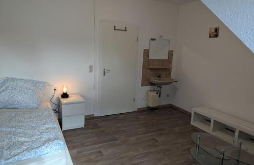Alt-Knielingen Apartment | Room for 1-2 guests, bed & couch
