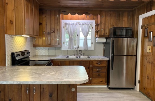 Higgins Lake Cottage | Room For All - Hilltop View Cottage