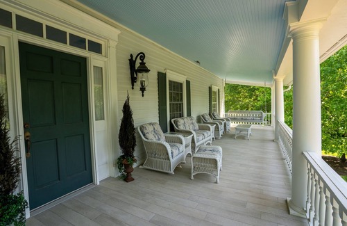 Carbondale House | Room for the Whole Family to Enjoy Thanksgiving Together!