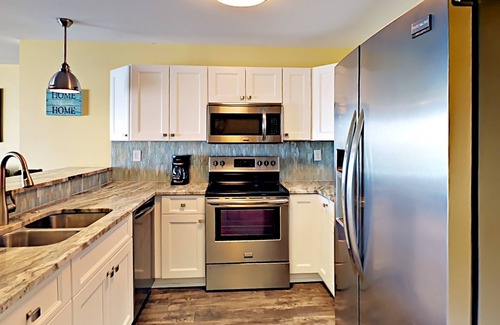 Put-in-Bay Condo | Room for You and Your Friends - 4 BR Directly on Lake Erie max 12 ppl CON 202