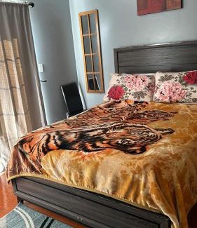 Newark House | Room G DIVINE VILLA AND RESORT, 6 MINS TO AIRPORT, 4MINS TO PENN STATION.