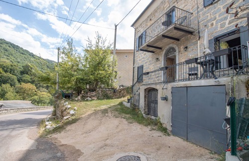 Bastelica Apartment | Room 'Ghjinestra' with Wi-Fi and Air Conditioning
