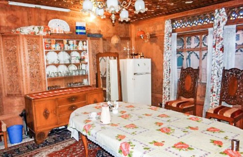 Nagin Bagh Boat Rental | Room in a houseboat on Nigeen Lake, Srinagar, by GuestHouser 24143