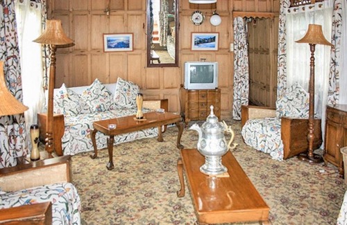 Nagin Bagh Boat Rental | Room in a houseboat on Nigeen Lake, Srinagar, by GuestHouser 24143