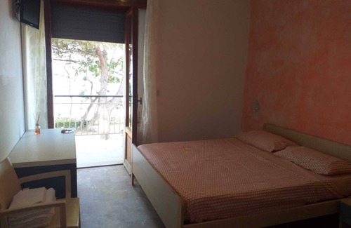 Pineto Bed & Breakfast | Room in B&B - Quadruple Room Just Steps From the sea - Ideal for a Relaxing Vacation