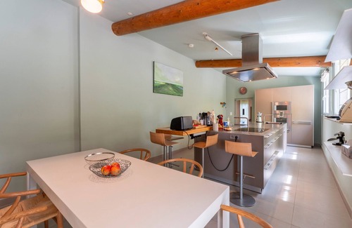 Saint-Andiol Apartment | Room 'Jemmy' with Shared Garden, Wi-Fi and Air Conditioning