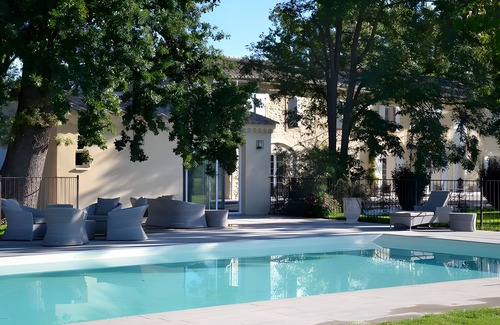 Saint-Andiol Apartment | Room 'Jemmy' with Shared Garden, Wi-Fi and Air Conditioning