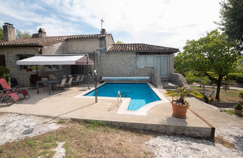 Saint Alban Auriolles Apartment | Room 'La Peireta-Romantique' with Shared Pool, Wi-Fi and Air Conditioning