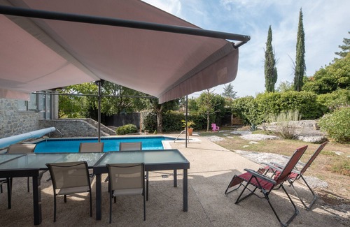 Saint Alban Auriolles Apartment | Room 'La Peireta-Romantique' with Shared Pool, Wi-Fi and Air Conditioning