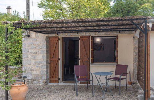 Saint Alban Auriolles Apartment | Room 'La Peireta' with Shared Pool, Wi-Fi and Air Conditioning