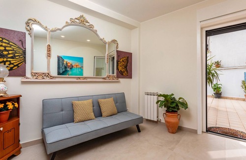 Misterbianco Bed & Breakfast | Room 'Limone' with Mountain View, Wi-Fi and Air Conditioning