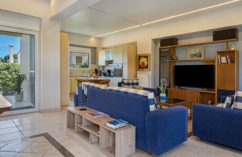 Spata-Artemida Apartment | Room 'Lower Level 6' with Shared Terrace, Wi-Fi and Air Conditioning