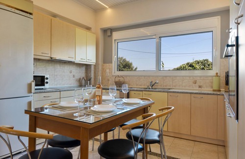 Spata-Artemida Apartment | Room 'Lower Level 6' with Shared Terrace, Wi-Fi and Air Conditioning