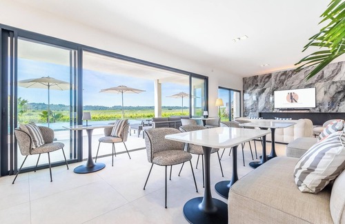 Plaissan Bed & Breakfast | Room n°4 in Villa SCL - Heated swimming pool