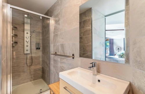 Plaissan Bed & Breakfast | Room n°4 in Villa SCL - Heated swimming pool