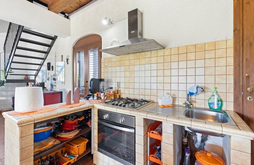 Massama Apartment | Room 'Ovest' with Shared Terrace, Wi-Fi and Air Conditioning