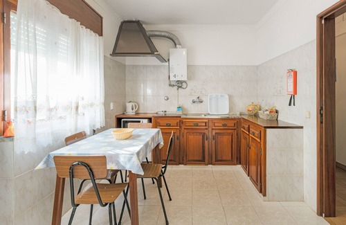 Baiona Apartment | Room 'Quarto Lilás' with Balcony and Wi-Fi