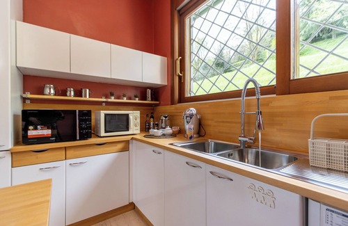 Montevecchia Apartment | Room 'Rosmarino' with Mountain View, Wi-Fi and Air Conditioning