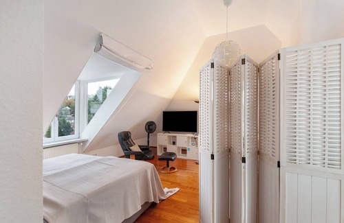 Bad Soden am Taunus House | Room 'Taunus-Zimmer Skyline-Blick' with Wi-Fi