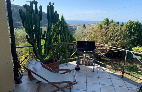Sasso di Bordighera Apartment | Room 'Ulivo' with Sea View, Shared Garden and Wi-Fi