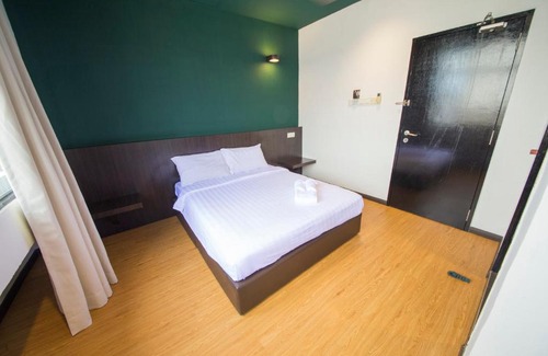 Pegawai Hotel | Room V Jalan Jenang by SECOMS