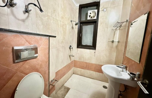 Gurugram Apartment | Room with attach washroom near golf course road