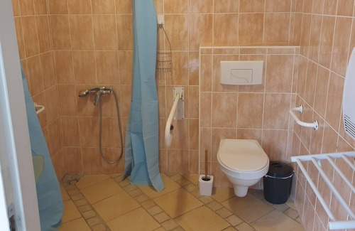 Gramat Bed & Breakfast | Room with bathroom in a nature campsite