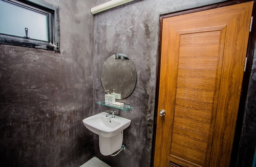 Wichit House | Room with Breakfast · Deluxe with Garden View Room, 16min to Phuket Old Town