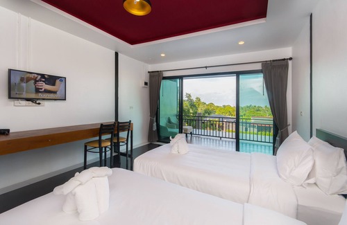 Wichit House | Room with Breakfast · Deluxe with Garden View Room, 16min to Phuket Old Town