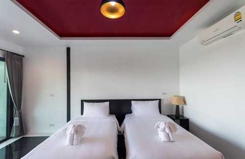 Wichit House | Room with Breakfast · Deluxe with Garden View Room, 16min to Phuket Old Town