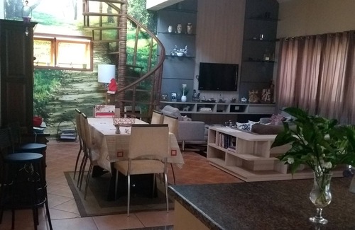 Lindoia House | Room with double bed, and bunk bed,