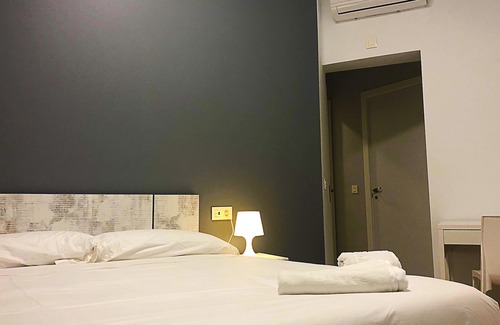 Almeria Centro Apartment | Room with double or single bed, private bathroom, TV and Wi-Fi.