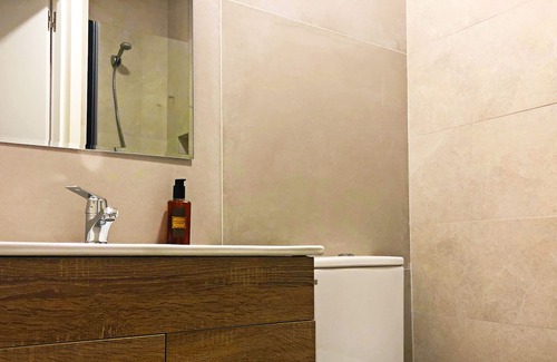Almeria Centro Apartment | Room with double or single bed, private bathroom, TV and Wi-Fi.