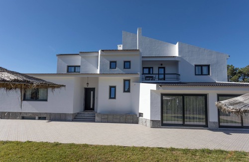Quintola da Maca Apartment | Room with private bathroom and balcony at Casa das Vinhas in Sesimbra
