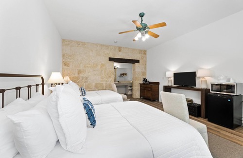 Comfort Hotel | Room with Two Queen Beds, microwave, mini-fridge, gas fireplace and porch