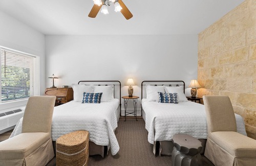 Comfort Hotel | Room with Two Queen Beds, microwave, mini-fridge, gas fireplace and porch