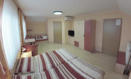 Cerknica Bed & Breakfast | Rooms En Krajcar
