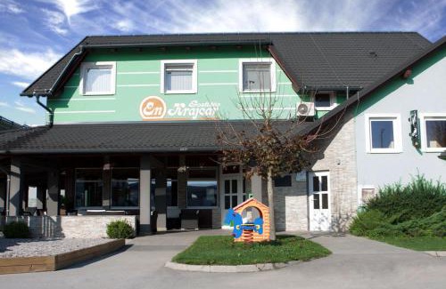 Cerknica Bed & Breakfast | Rooms En Krajcar