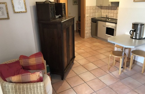 Queichhambach Apartment | Roomy 3-star vacation apartment on the edge of town w/view of the Burg Trifel