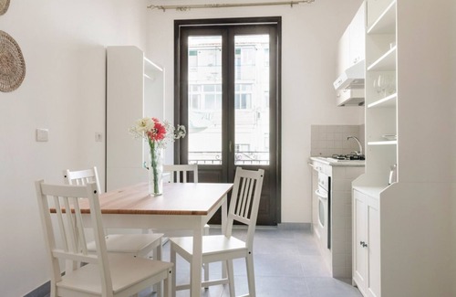 Borgo Vecchio Apartment | Roomy Apartment between the Port and Politeama
