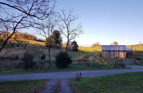 Tannersville House | Roomy Relaxing House, Large Yard Stores Restaurants Trails Lake River PavedDrive