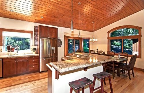 Ridgewood House | Rooney Ridge - Luxury 2600 Sq Ft, Cozy Fireplace, Family Room, Ping Pong Table!