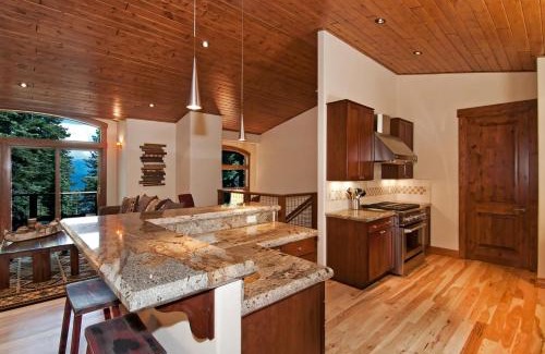 Ridgewood House | Rooney Ridge - Luxury 2600 Sq Ft, Cozy Fireplace, Family Room, Ping Pong Table!